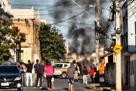 Crianças são atropeladas a caminho da escola em Pouso Alegre; moradores incendeiam carro