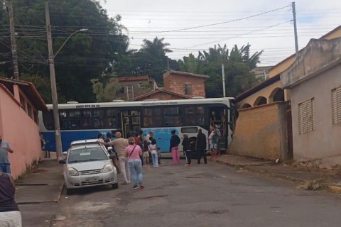 Ônibus circular perde controle e bate em casa na cidade de Lavras