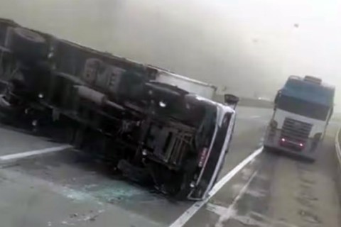 Dois tombamentos de carretas congestionam trechos da Rodovia Fernão Dias, no Sul de Minas
